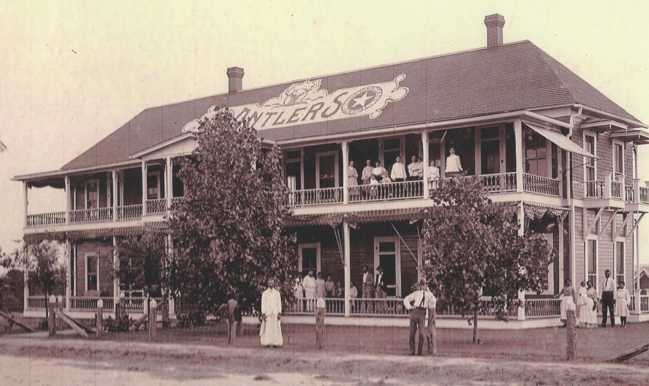 Picture of the old Antler's Inn in Kingsland, TX